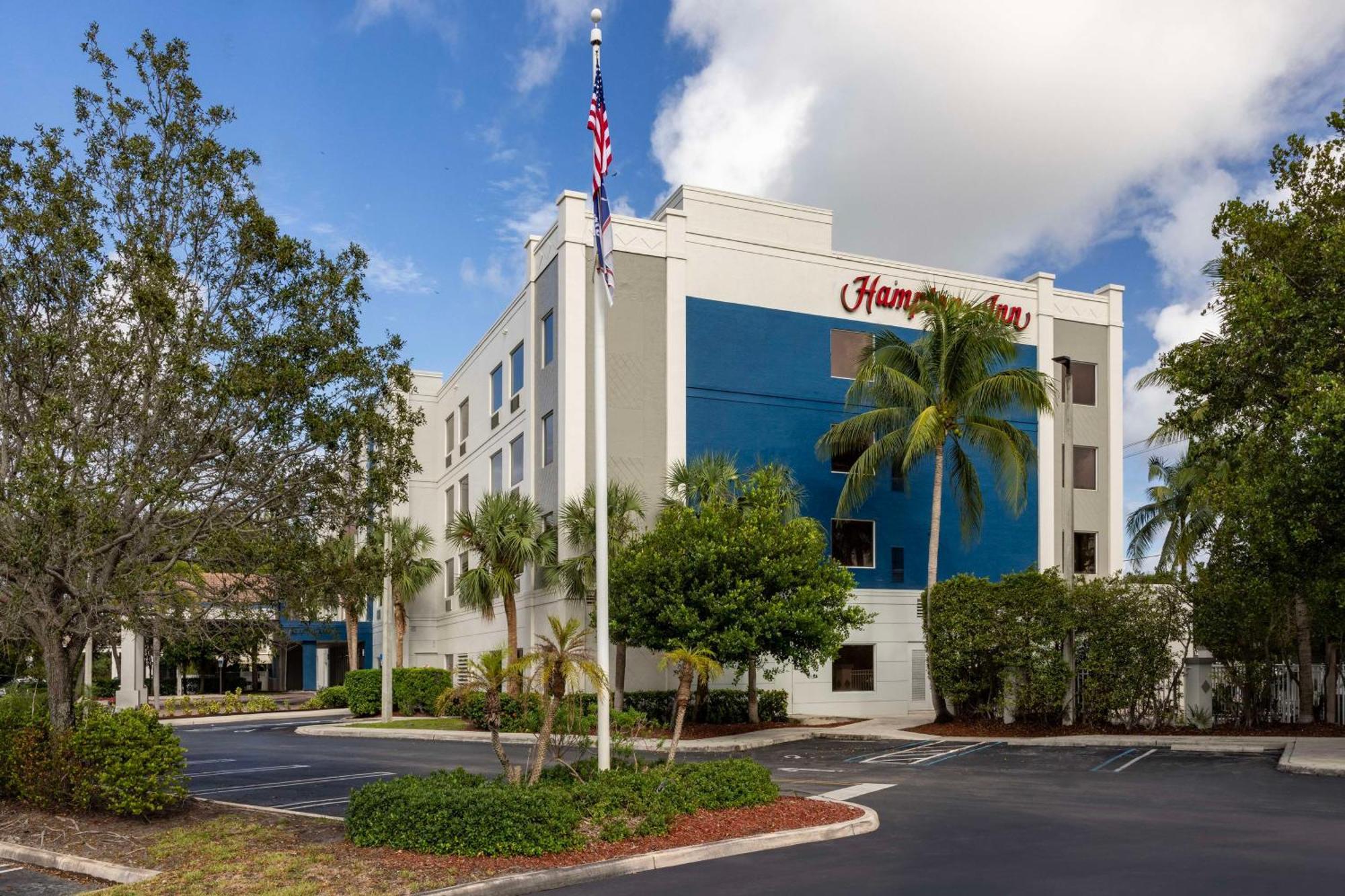 Hampton Inn West Palm Beach Central Airport Exterior photo